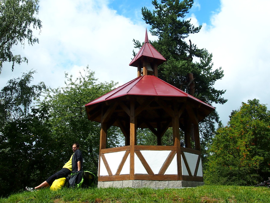Jan se vyhřívá u altánu nad Michalovými Horami