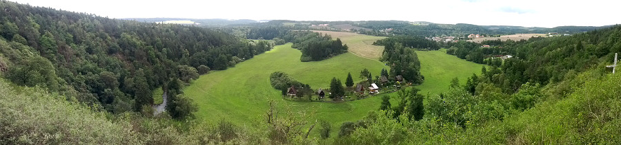 Vyhlídka od altánu nad Svojšínem.