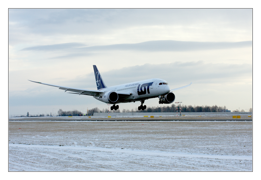 Boeing-787-Dreamliner-na-přístání